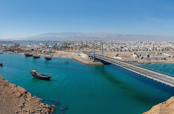 Al Ayja-broen og kystbyen Sur i Oman