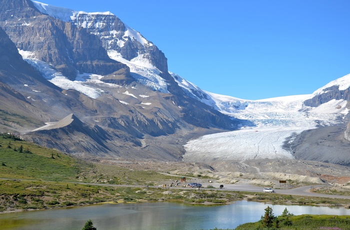 Columbia Icefield og Athabasca Glacier i Jasper Nationalpark langs Icefields Parkway, Alberta i Canada