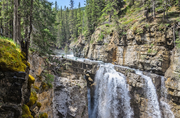 Vandfald ved Johnston Canyon i Banff National Park, Alberta i Canada