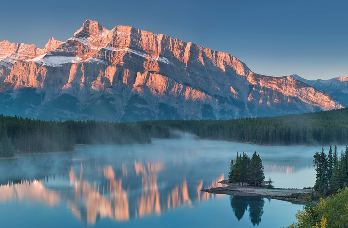 Lake Minnewanka i Banff NationalPark, Alberta i Canada