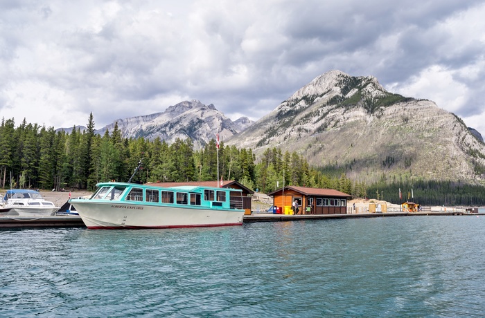 Bådbro på Lake Minnewanka i Banff NationalPark, Alberta i Canada