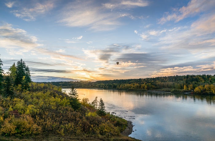 North Saskatchewan floden nær Edmonton og luftballon i horisonten, Canada