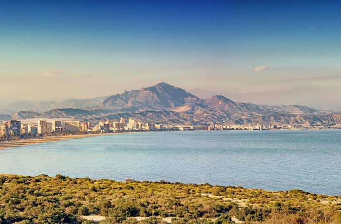 Udsigt til Playa de San Juan i Alicante, Spanien