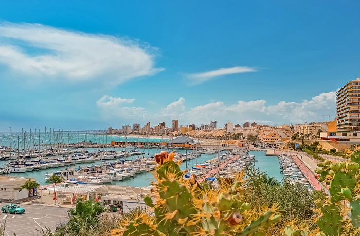 Strandbyen El Campello lige nord for Alicante