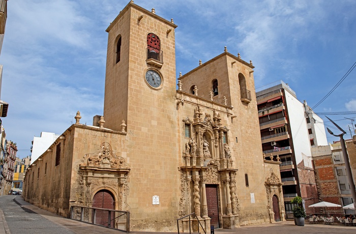 Fronten af Santa Maria kirken i Alicante