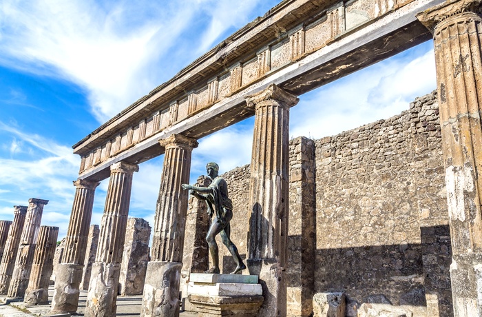 Romersk statue i ruinbyen Pompeji