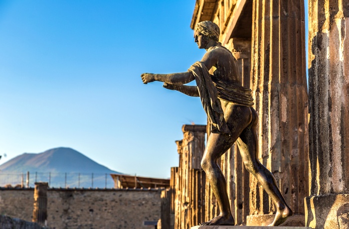 Statue i Pompeji med udsigt til Vesuvio