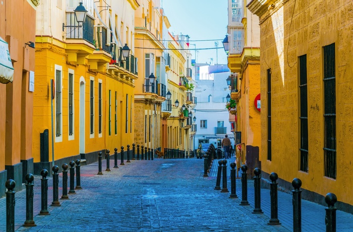 Smal gade i Cadiz gamle bydel, Andalusien