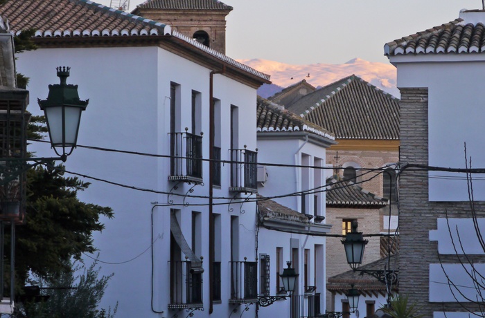 Granada med Sierra Nevada i baggrunden - Andalusien