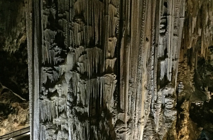 Drypstenshuler i Nerja, Andalusien