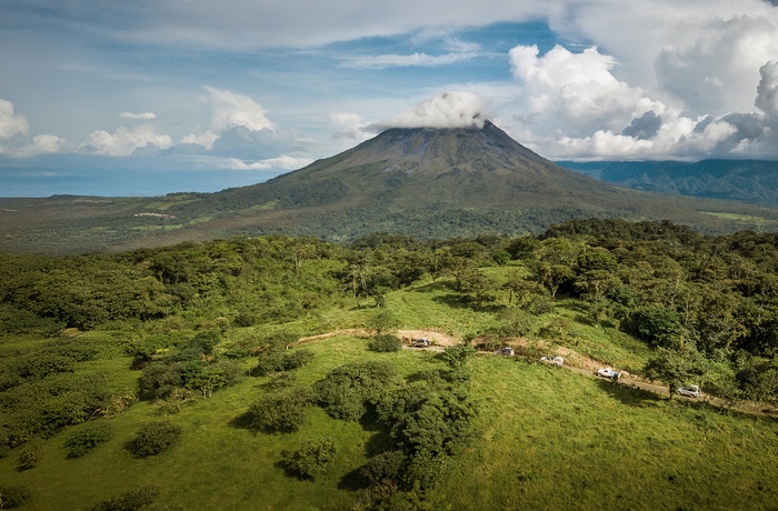 Vej med jeeps på vej mod Arenal vulkanen i Arenal Volcano National Park - Costa Rica