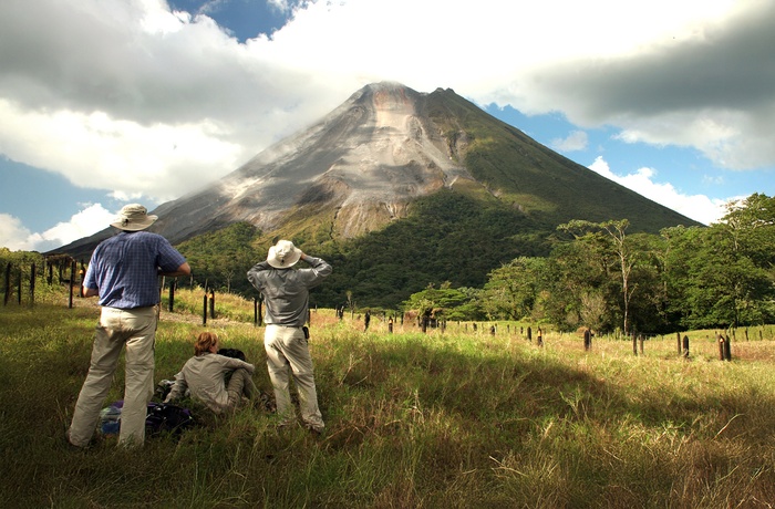 Turister beundrer Arenal vulkanen i Arenal Volcano National Park - Costa Rica
