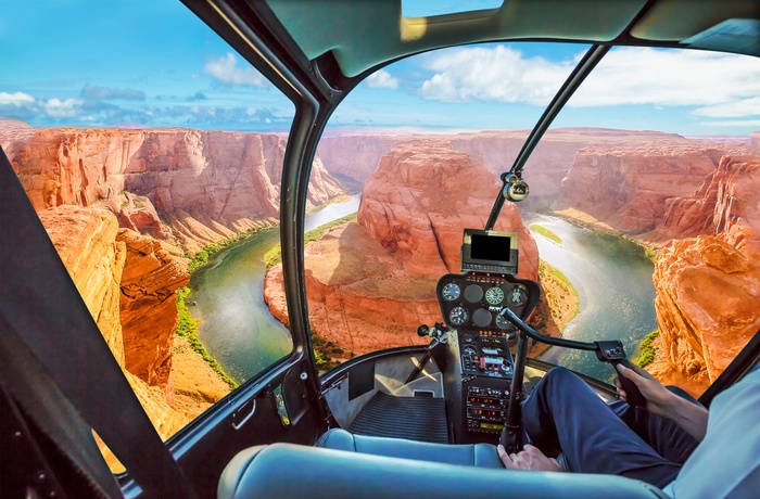 I helokopter over Horseshoe Bend, Coloradofloden i Arizona, USA