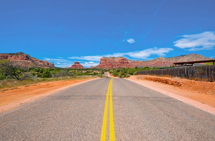 Vej gennem Oak Creek Canyon i Arizona, USA