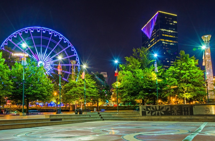 Pariserhjul og bygninger set fra Olympic Centennial Park, Atlanta
