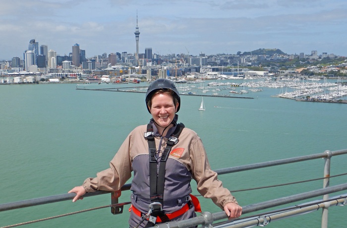 Joan på Bridgewalking på Auckland Harbour Bridge, Nordøen i New Zealand