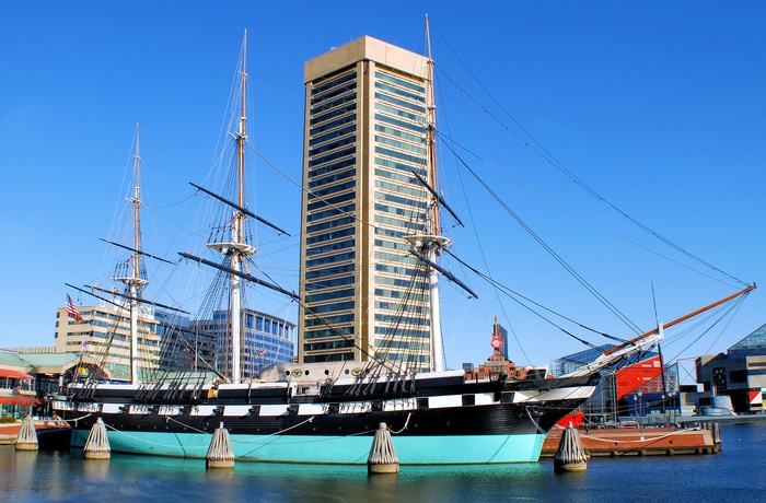 Fregatten USS Constellation i Baltimore Inner Harbor - Maryland i USA