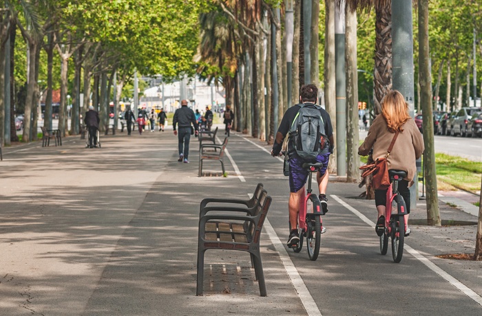 Par på cykel i Barcelona