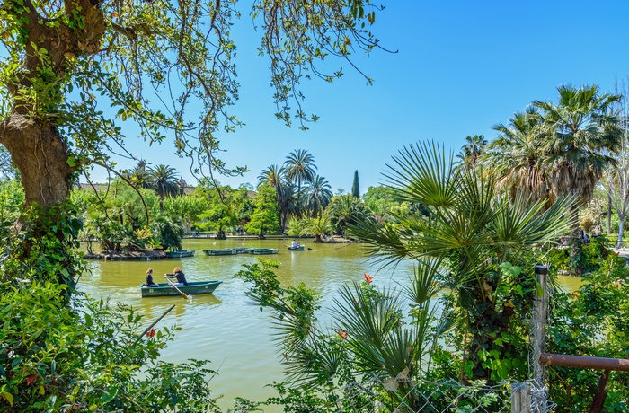 Sø med robåde i Parc de la Ciutadella parken i Barcelona