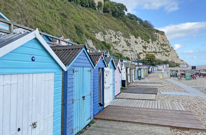 Farverige badehuse på stranden i byen Beer - Devon - Sydengland