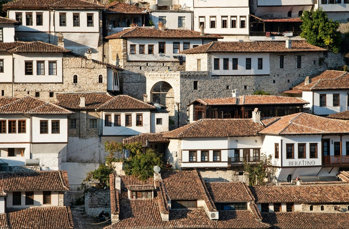 Husfacader i Berat i det centrale Albanien - Foto: Konpasu-de, Unsplash