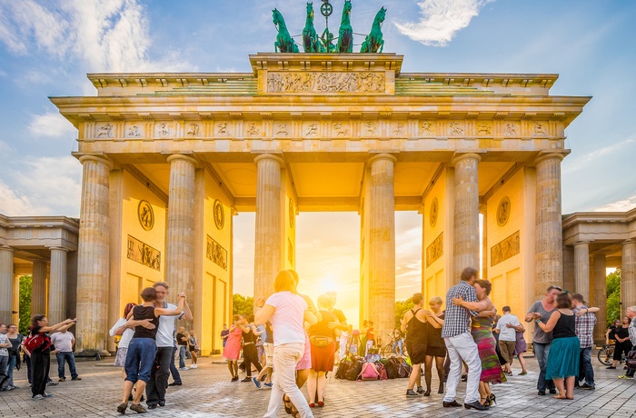 Dans foran Brandenburger Tor på Pariser Platz i Berlin, Tyskland