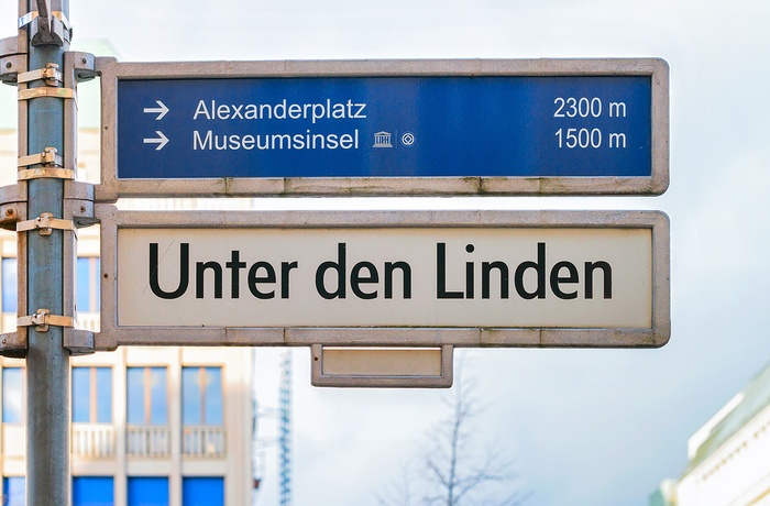 Unter den Linden skilt i Berlin, Tyskland