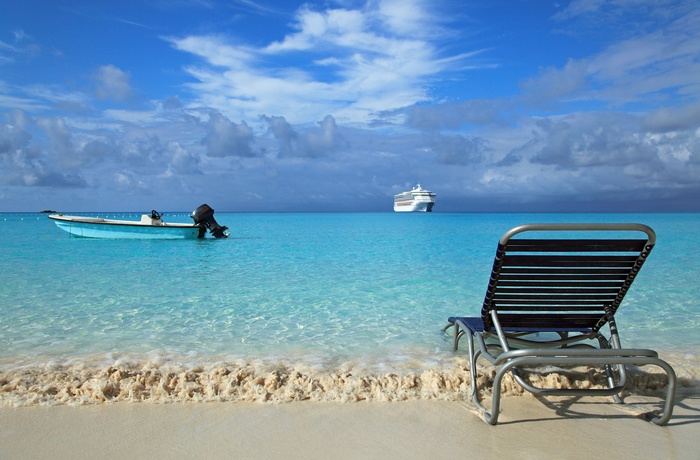 Lækker strand på Bermuda med krydstogtsskib i baggrunden