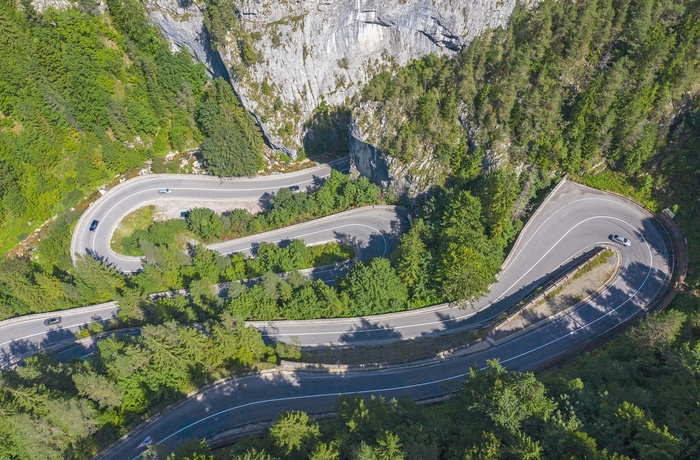 Vejen zigzagger gennem Bicaz-kløften i Transsylvanien - Rumænien