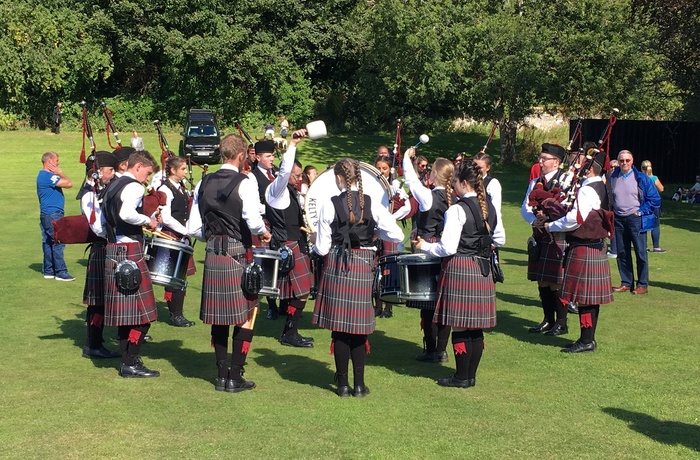 Bigband varmer op til at spille ved Highlandgames, Skotland
