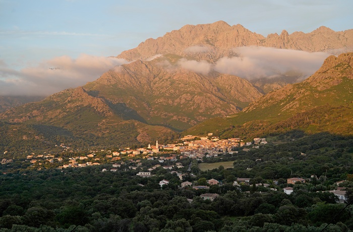 Bjergbyen Calenzana i Balagne-regionen på Korsika, Frankrig