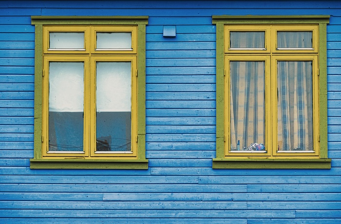 Facaden på et blåt hus i byen Sortland, Vesterålen i Nordnorge