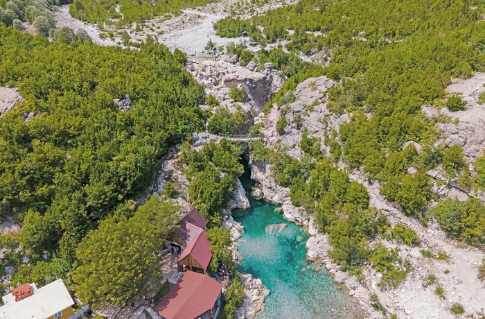 Blue Eye set fra en drone i Theth National Park - Albanien 