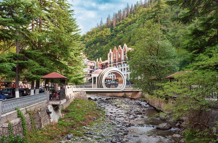 Lille flod gennem Borjomi i Georgien