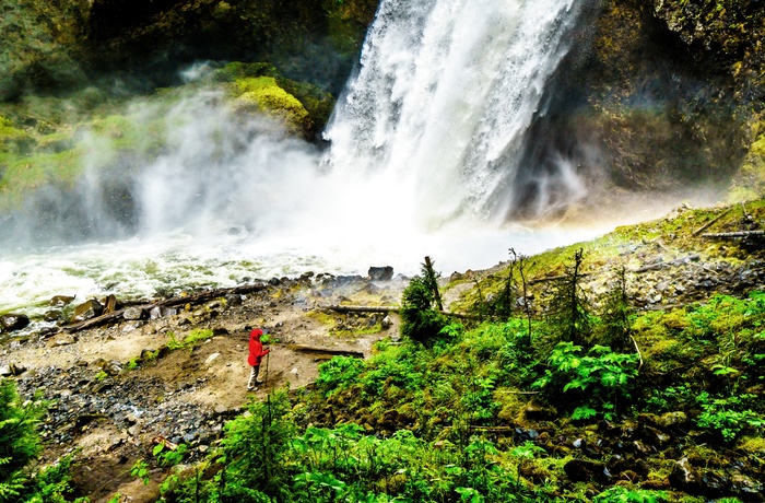 Vandring forbi Moul Falls i Wells Gray Provincial Park, British Columbia i Canada