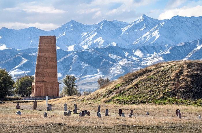 Burana-tårnet og de sneklædte Tien Shan-bjerge  - Kirgisistan
