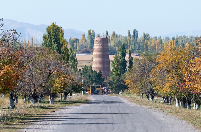 På vej mod Burana-tårnet - gammel minaret i Kirgisistan