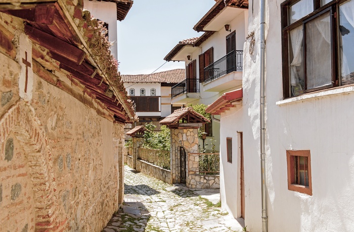 Smalle brostensbelagte gade i byen Kastoria ved Orestiada-søen - Grækenland
