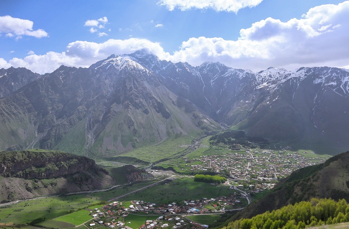 Bjergbyen Stepantsminda i Georgien - Foto: Jaewon Lee, Unsplash