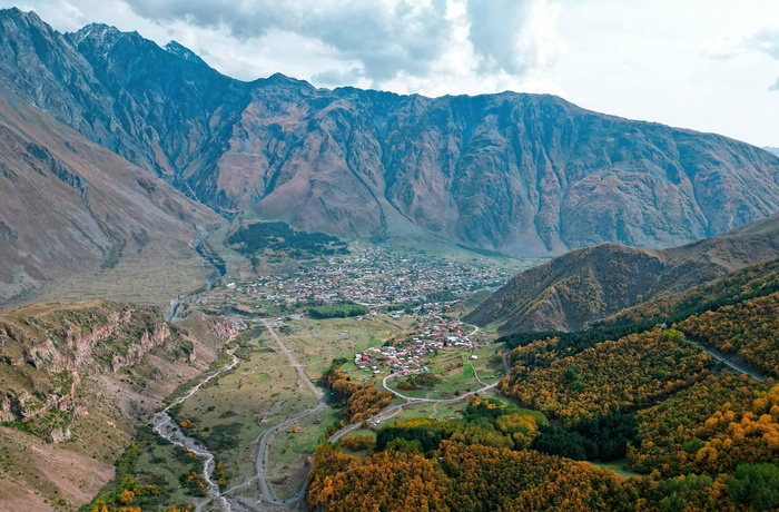 Byen Stepantsminda i Georgien - Foto: Karen Kasparov, Unsplash
