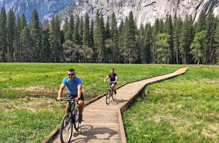 2 på mountainbike i Yosemite National Park, Californien i USA