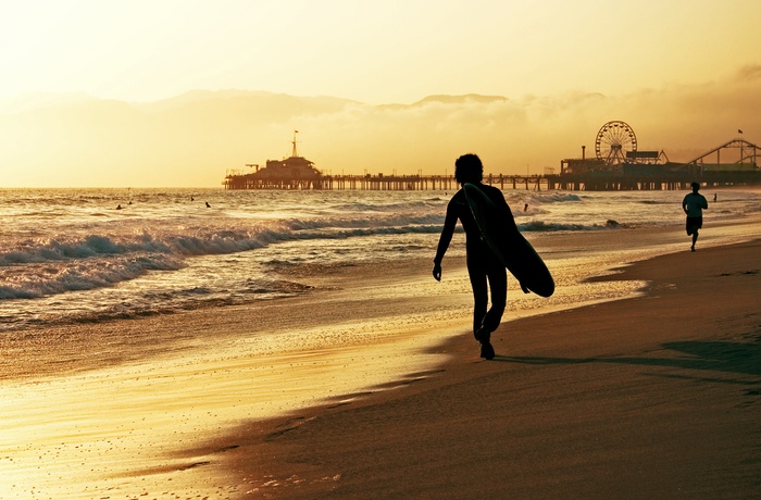 Surfing fra Santa Monica strand i solnedgang, Los Angeles i Californien