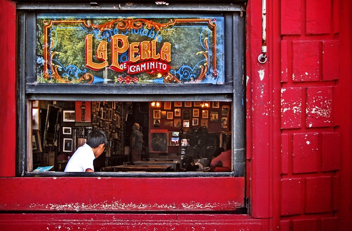 Hyggelig bar i Caminito i Buenos Aires Argentina - Foto: Eduardo Sanchez, Unsplash