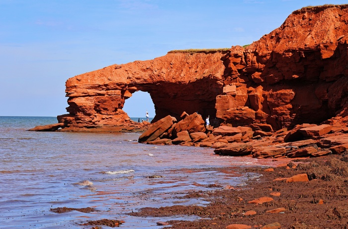 Cavendishs røde sandstensklipper i Prince Edward Island National Park, New Brunswick i Canada