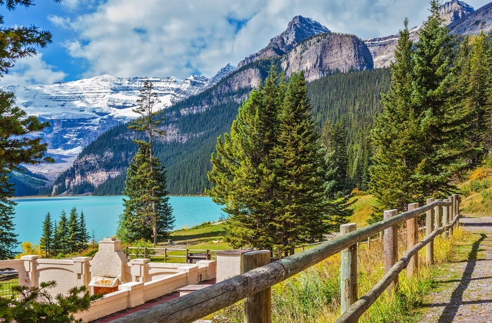 Gangsti ved Lake Louise søbred, Alberta i Canada