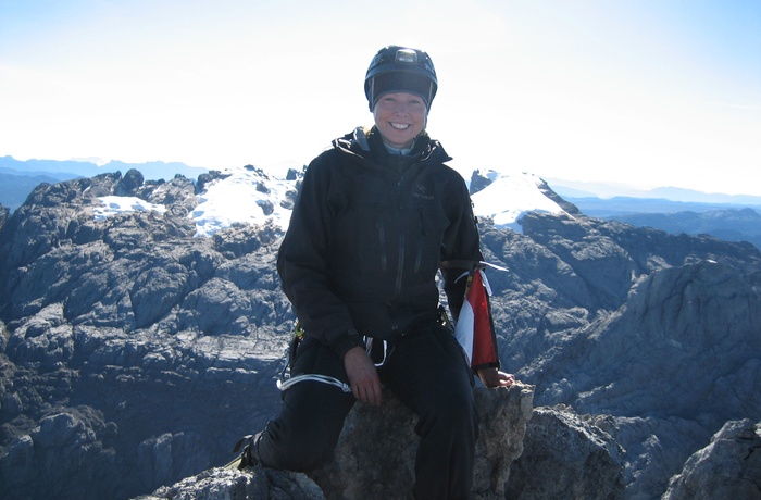 CEO og Bjergbestiger Stina Glavind på toppen af Carstenz Pyramide