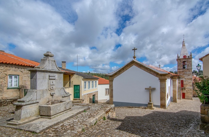 Castelo Mendo, Portugal - gadebillede med torv og kirke