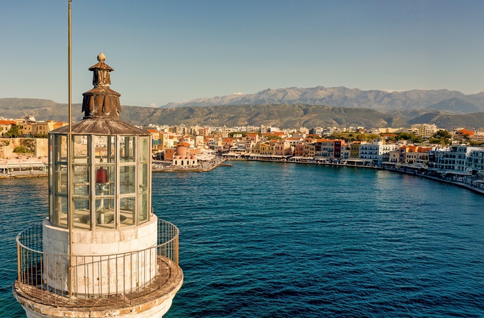 Indsejlingen til den gamle havn i kystbyen Chania på Kreta