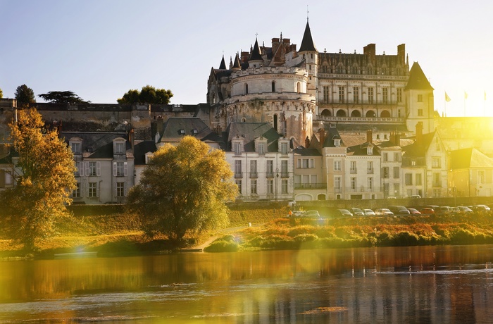 Chateau de Amboise med Loire floden i forgrunden, Frankrig