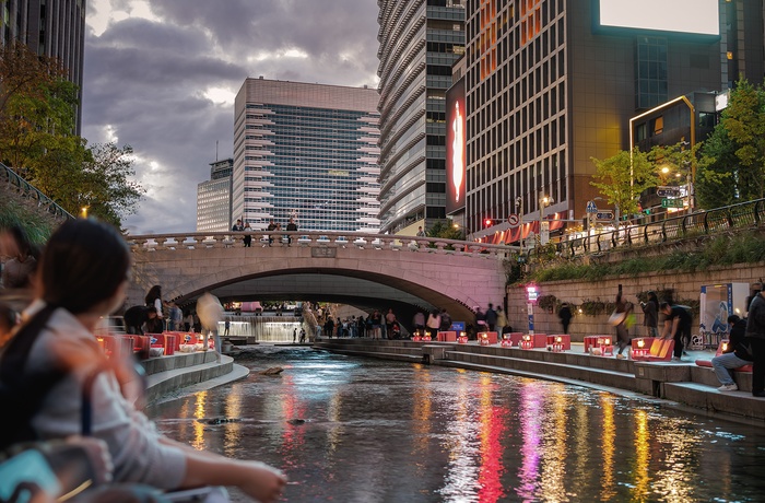 Cheonggyecheon området om aftenen i Seoul - Sydkorea